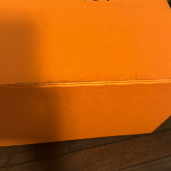 💯 authentic Louis Vuitton box 16”x13”7 and Red ribbon - Picture 5 of 7